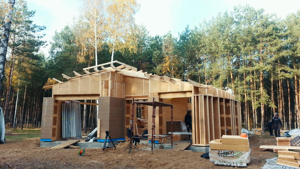 Dom żagiel - montaż prefabrykowanych elementów